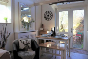 Beautiful Barn Conversion, 3 Bed, hot tub, sauna, gym, enclosed garden